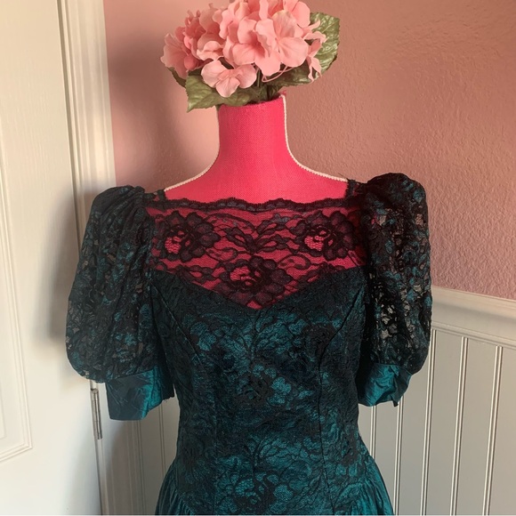 Unbranded Emerald Green and Black Taffeta and Lace 80’s Tea Length Dress size 4 - Picture 8 of 9